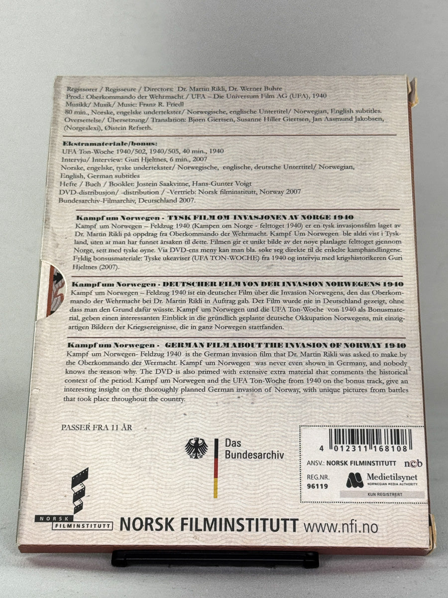 DVD-bakside til filmen Kampf um Norwegen – Feldzug 1940
Baksiden viser info, spesifikasjoner og eventuell ekstratekst – produktbilde fra nettbutikken Brukbar Film