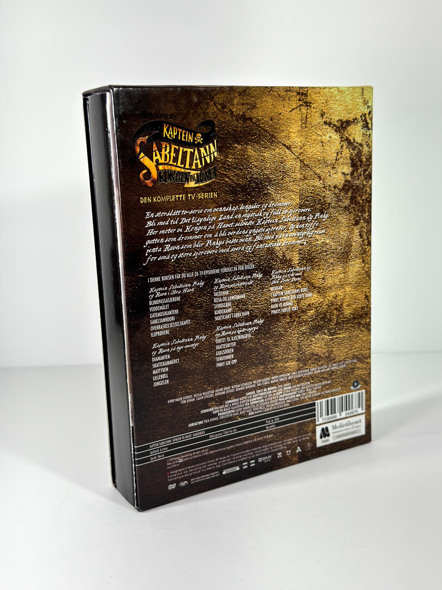 Bakside av cover til Kaptein Sabeltann Kongen På Havet Den Komplette TV-Serien, bruktfilm på DVD hos Brukbar Film