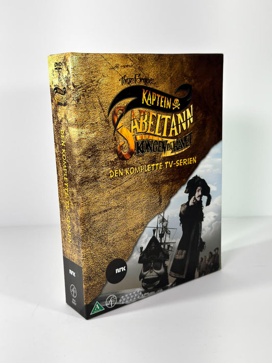 Forside av cover til Kaptein Sabeltann Kongen På Havet Den Komplette TV-Serien, bruktfilm hos nettbutikken Brukbar Film