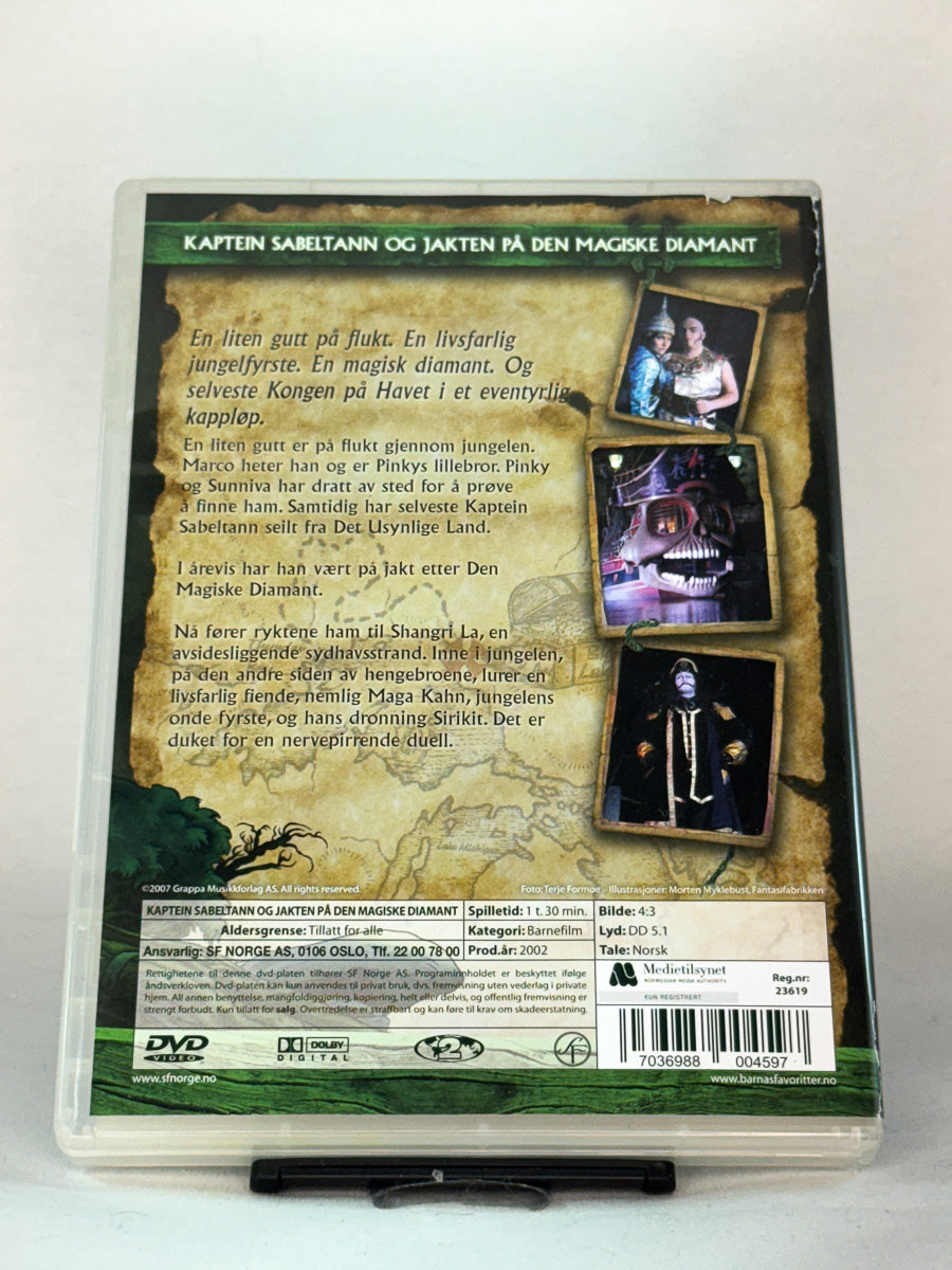 Bakside av DVD-cover til Kaptein Sabeltann og jakten på den magiske diamanten – ekstramateriale med Dyreparken i Kristiansand og Kaptein Sabeltanns verden, brukt originalutgave på DVD hos Brukbar Film.