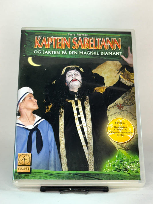 Forside av DVD-cover til Kaptein Sabeltann og jakten på den magiske diamanten – Terje Formoes kjente piratunivers i en klassisk norsk familieforestilling, brukt barnefilm på DVD hos Brukbar Film.