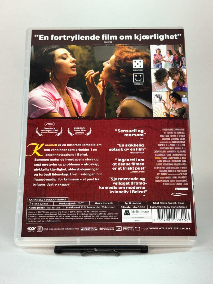 Bakside av DVD-cover for Karamell (originaltittel: Caramel / Sukkar Banat) – detaljer om den libanesiske dramakomedien, brukt film på DVD fra Brukbar Film