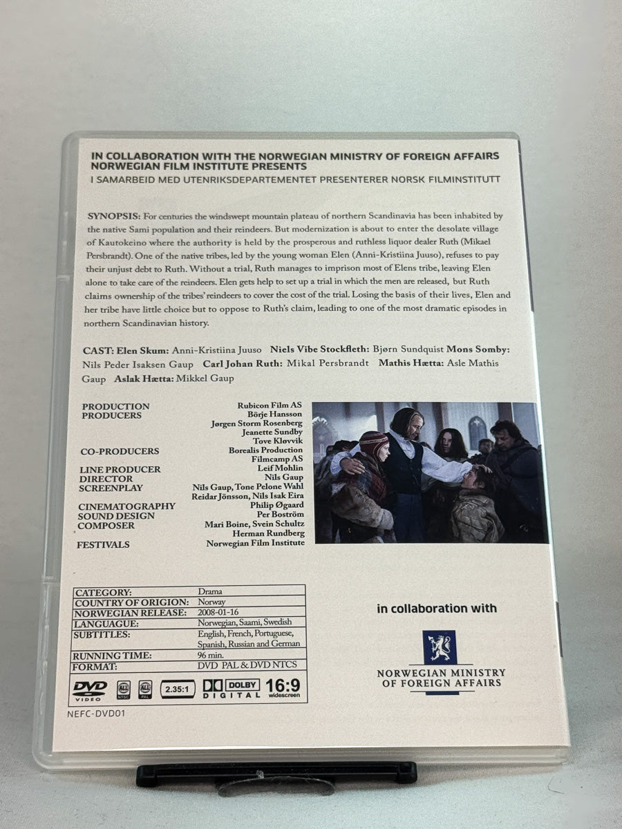 Bakside av DVD-cover til Kautokeino-opprøret – storslått film basert på virkelige hendelser fra 1800-tallets Finnmark, original NFI-utgave, brukt film hos Brukbar Film.