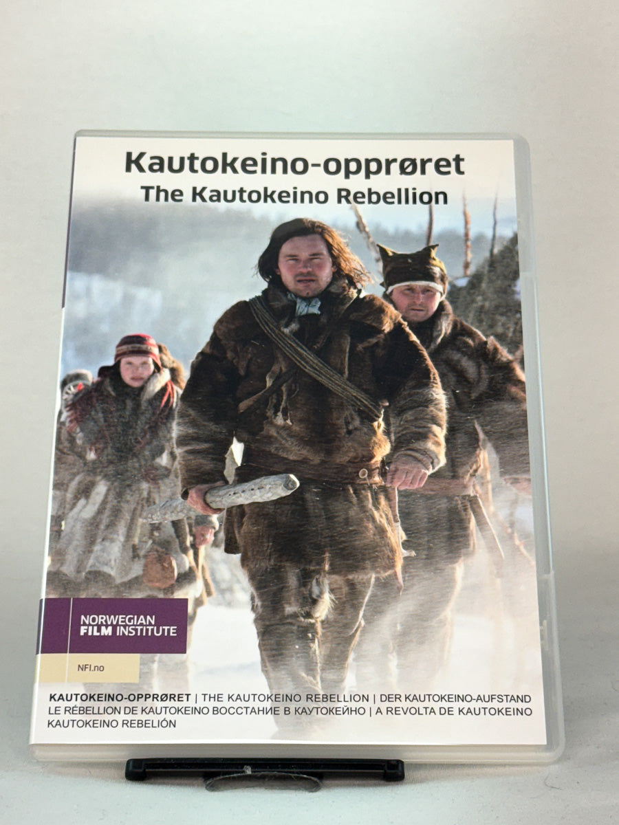 Forside av DVD-cover til Kautokeino-opprøret – historisk norsk drama om samenes kamp mot undertrykkelse, utgitt av Norwegian Film Institute, brukt DVD hos Brukbar Film.