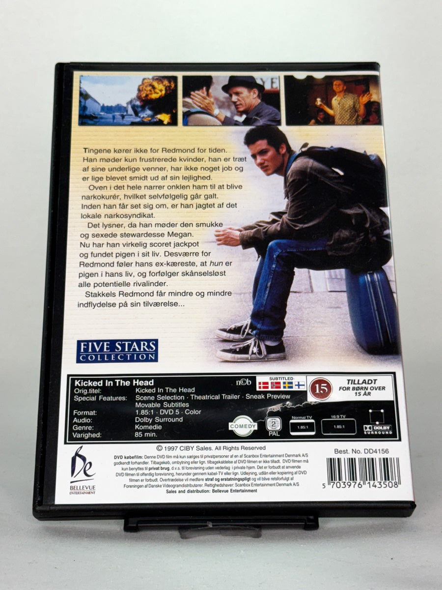 Bakside av DVD-cover til Kicked in the Head – quirky 90-tallskomedie produsert av Martin Scorsese, original brukt DVD hos Brukbar Film.