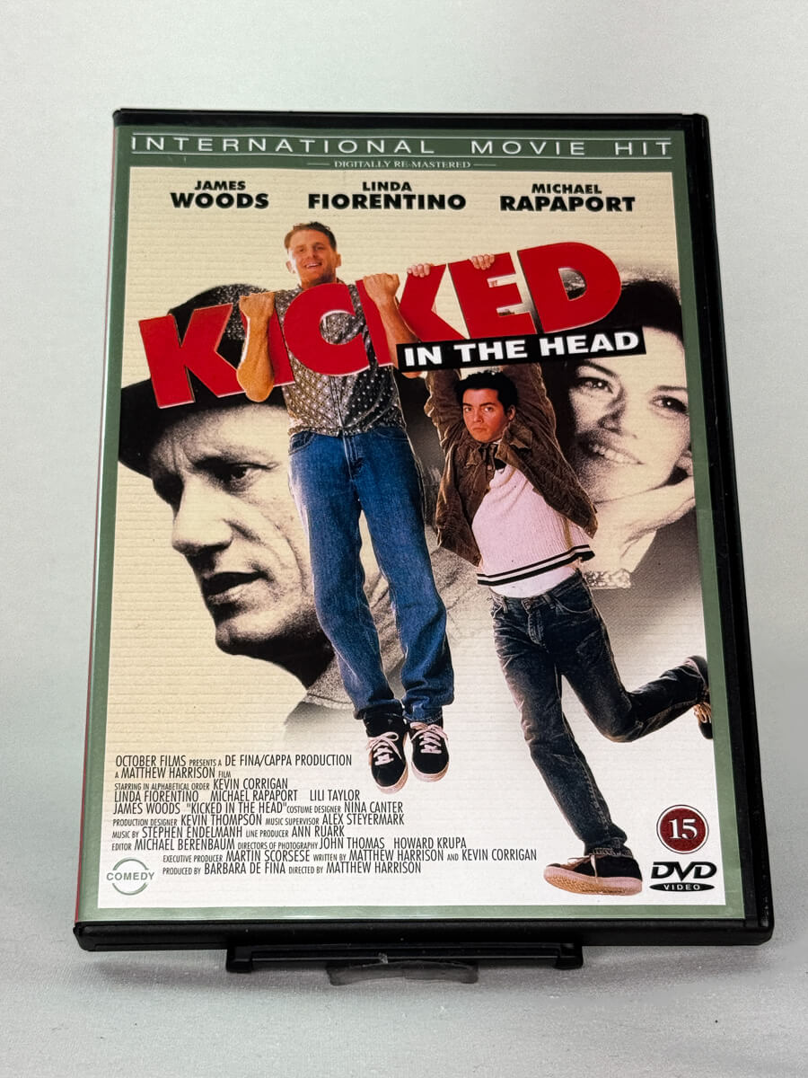 Forside av DVD-cover til Kicked in the Head – sort komedie med James Woods, Linda Fiorentino og Michael Rapaport, brukt DVD hos Brukbar Film.