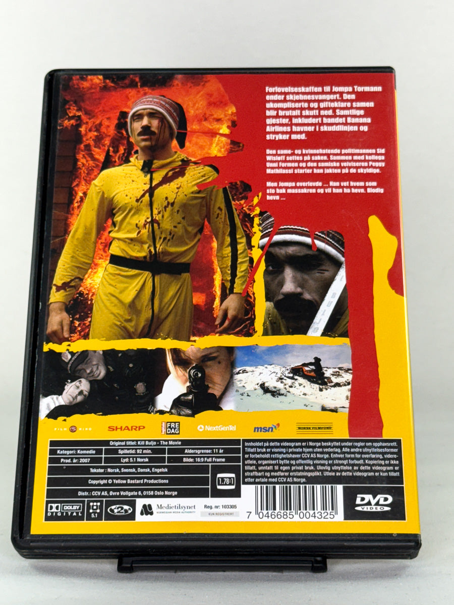 DVD-bakside til filmen Kill Buljo: The Movie
Baksiden viser info, spesifikasjoner og eventuell ekstratekst – produktbilde fra nettbutikken Brukbar Film
