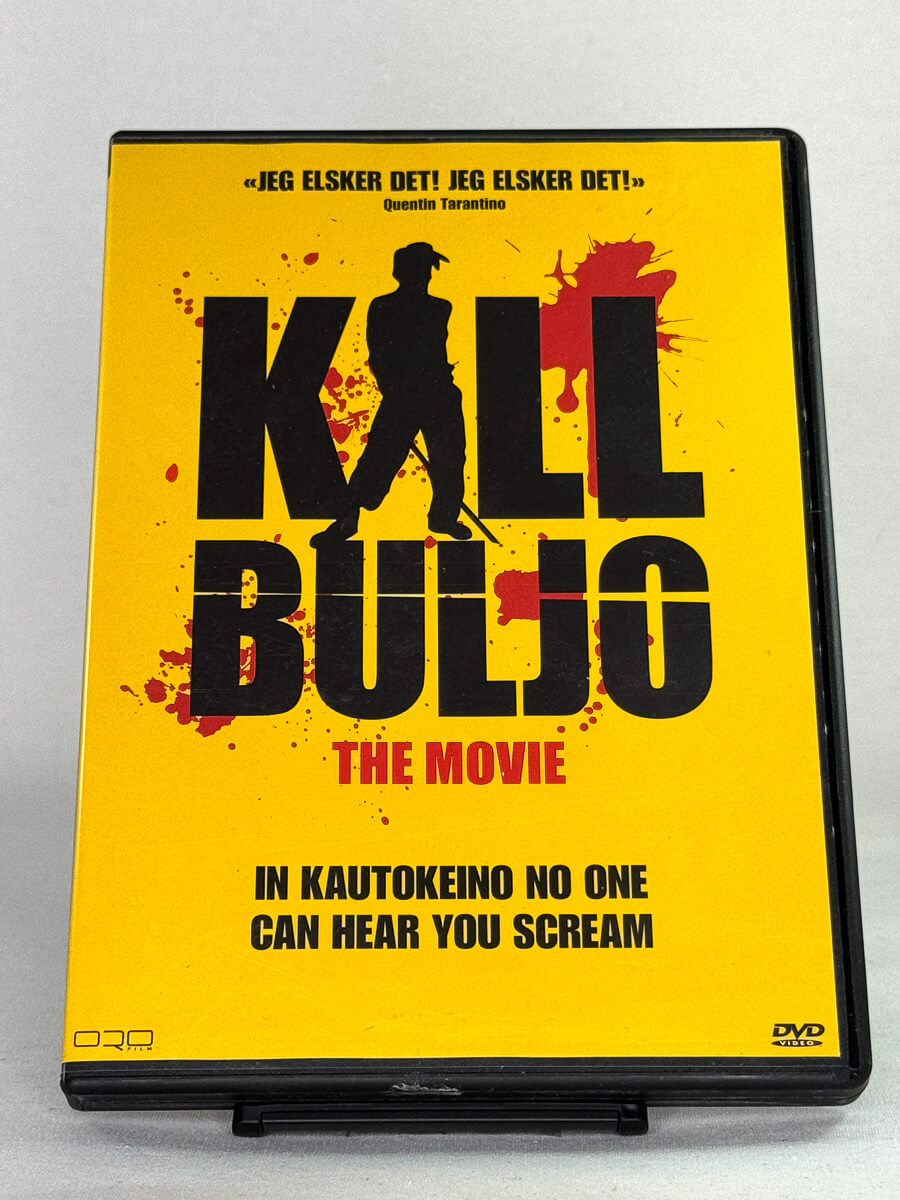 DVD-forside til filmen Kill Buljo: The Movie
Originalt cover brukt for produktbilde i nettbutikken Brukbar Film