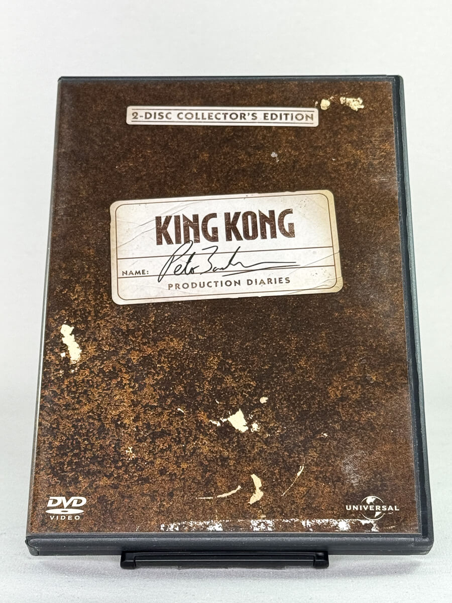 Forside av DVD-cover til King Kong: Production Diaries – Peter Jacksons unike behind-the-scenes utgivelse, brukt DVD hos Brukbar Film