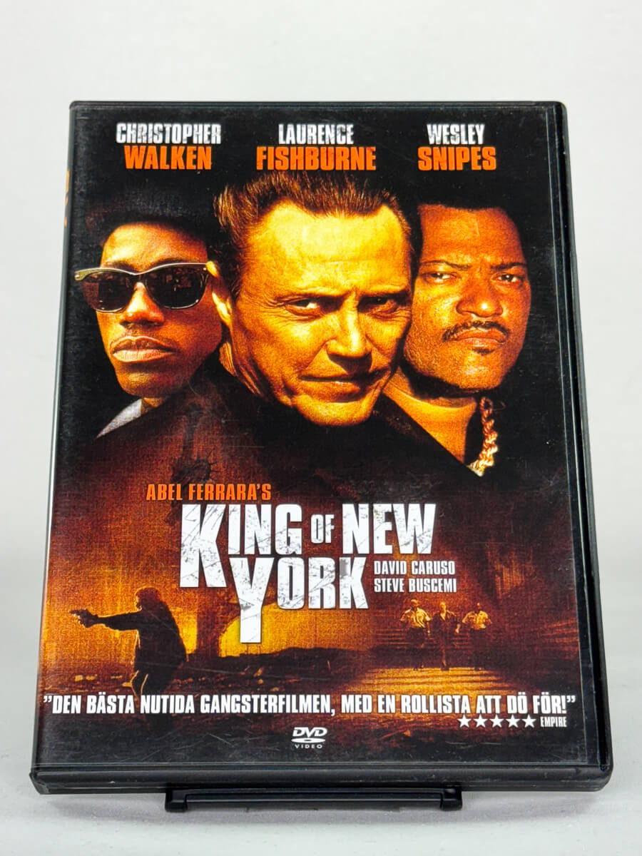 Forside av DVD-cover til King of New York – krimklassiker av Abel Ferrara med Christopher Walken, Laurence Fishburne og Wesley Snipes – brukt DVD tilgjengelig hos Brukbar Film.