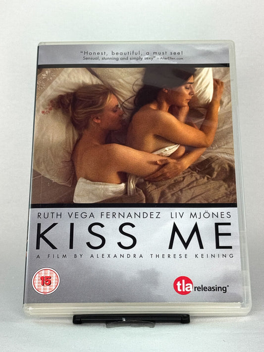 Brukt DVD-film Kiss Me – forside av cover, romantisk drama om forbudt kjærlighet, kjøp originale brukte filmer hos Brukbar Film