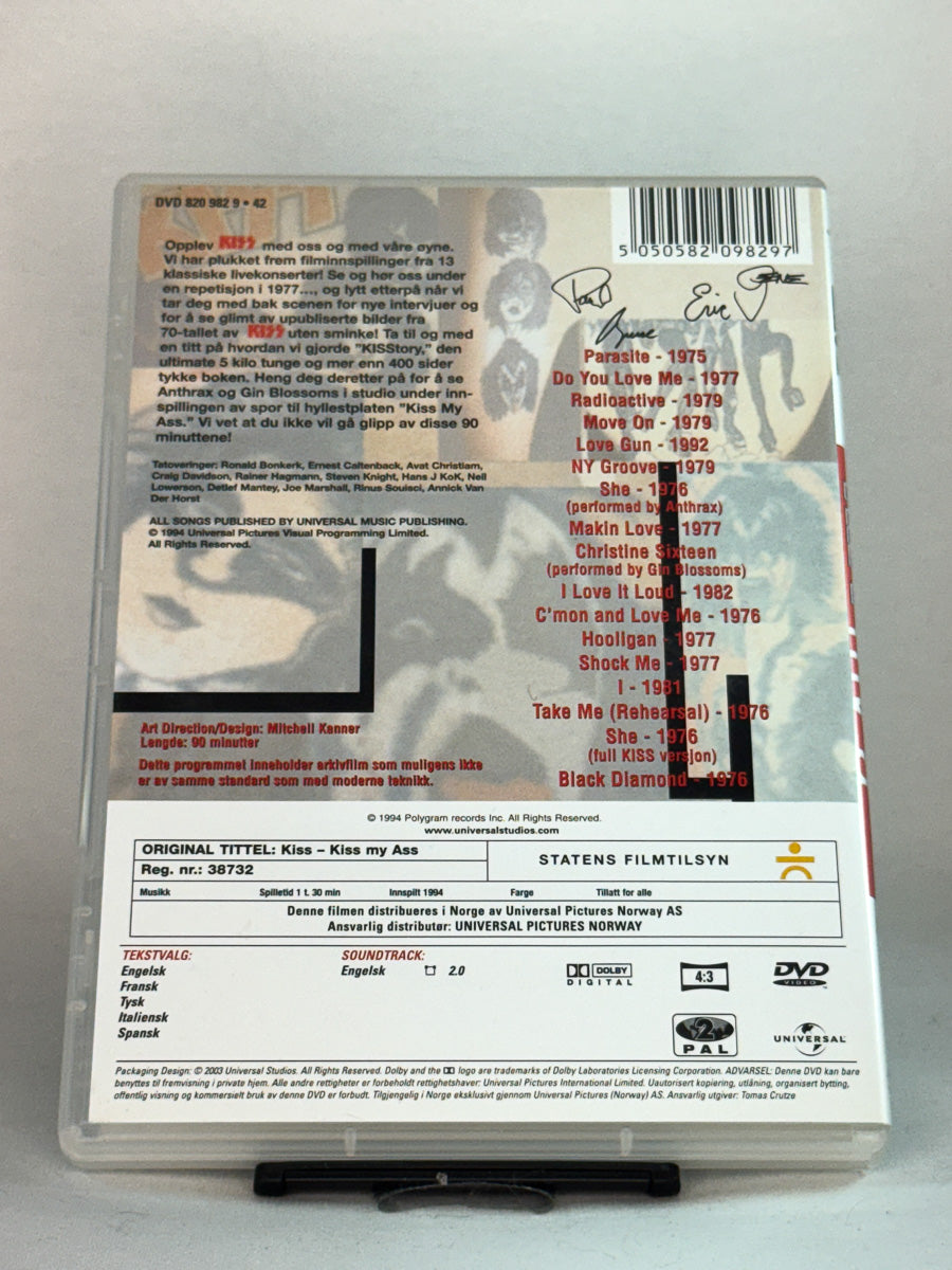 Bakside av DVD-cover til Kiss My A**, bruktfilm hos nettbutikken Brukbar Film