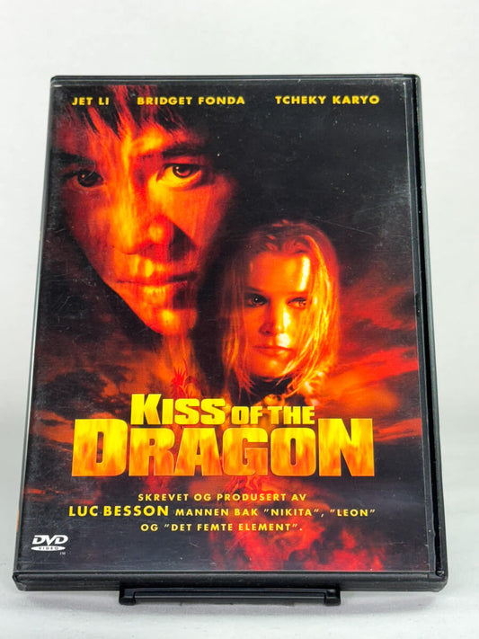 Forside av DVD-cover til Kiss of the Dragon – actionthriller skrevet og produsert av Luc Besson, med Jet Li og Bridget Fonda – brukt DVD tilgjengelig hos Brukbar Film.