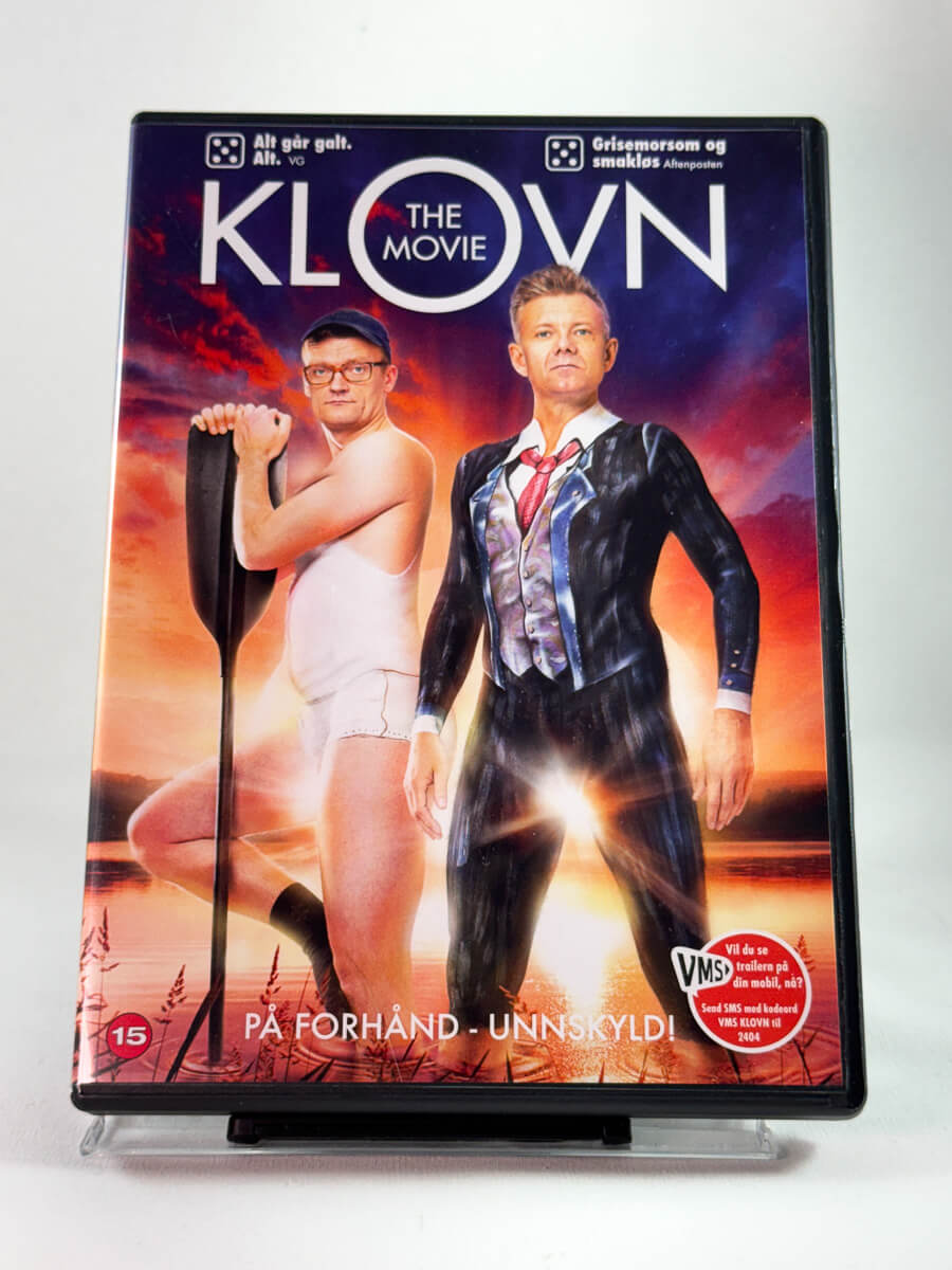 Forside av DVD-cover til Klovn: The Movie med humoristisk design; brukt dansk komediefilm på DVD hos Brukbar Film