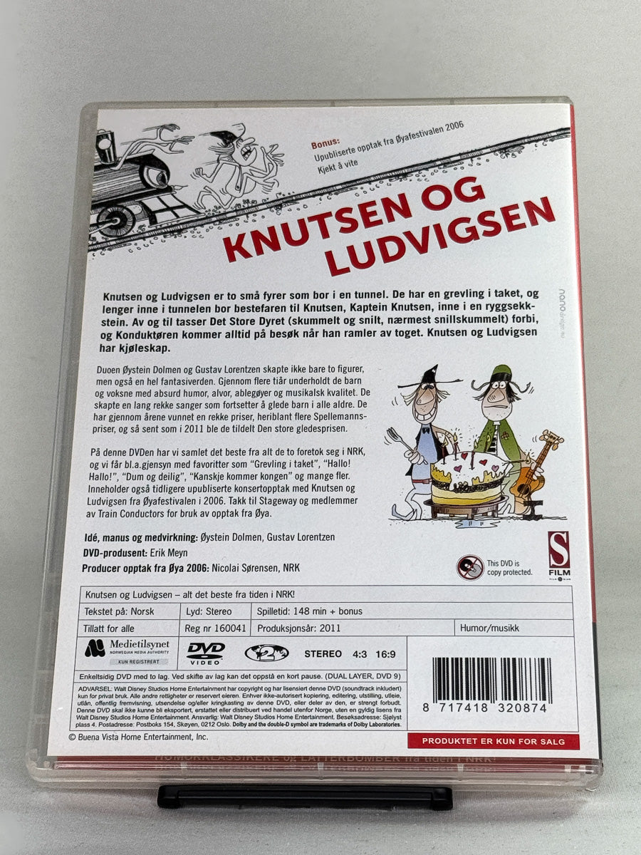DVD-bakside til filmen Knutsen og Ludvigsen – Alt det beste fra tiden i NRK
Baksiden viser info, spesifikasjoner og eventuell ekstratekst – produktbilde fra nettbutikken Brukbar Film