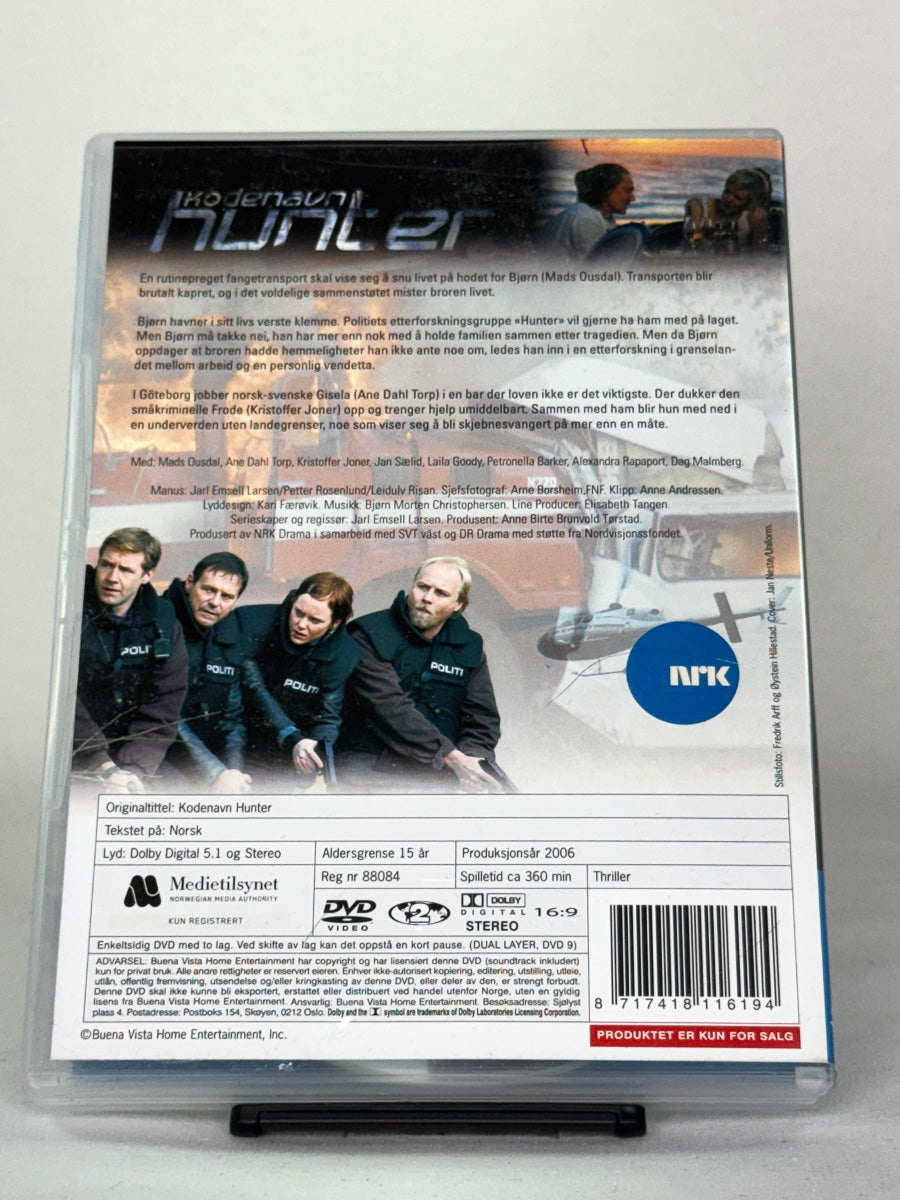 DVD-bakside til serien Kodenavn Hunter – sesong 1
Baksiden viser info, spesifikasjoner og eventuell ekstratekst – produktbilde fra nettbutikken Brukbar Film