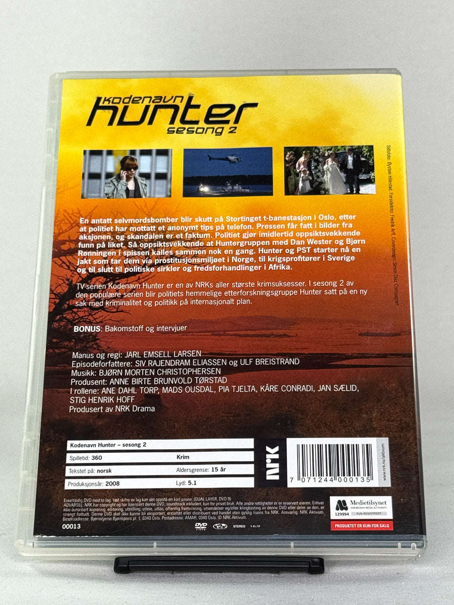 DVD-bakside til serien Kodenavn Hunter – sesong 2
Baksiden viser info, spesifikasjoner og eventuell ekstratekst – produktbilde fra nettbutikken Brukbar Film