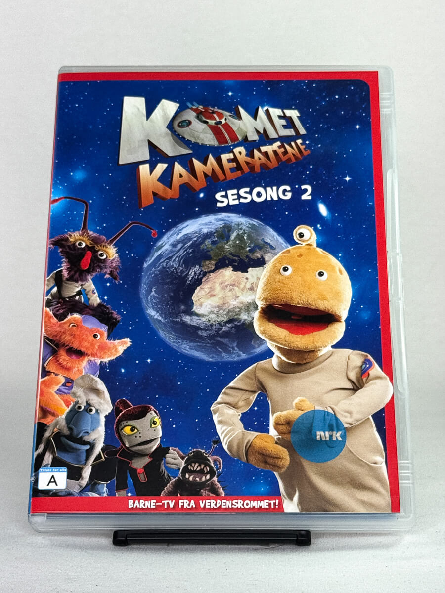 Forside av DVD-cover til Kometkameratene – Sesong 2 – populær NRK-barne-TV med figurer fra verdensrommet – brukt DVD tilgjengelig hos Brukbar Film.