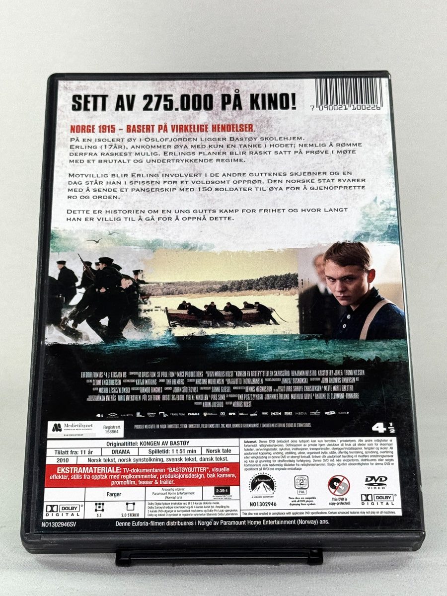 DVD-bakside til filmen Kongen av Bastøy
Baksiden viser info, spesifikasjoner og eventuell ekstratekst – produktbilde fra nettbutikken Brukbar Film