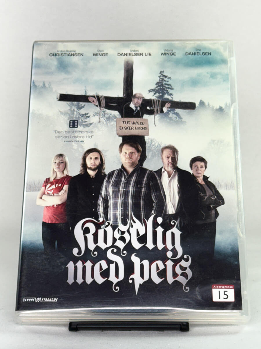 Forside av cover til Koselig med peis DVD, norsk dramaserie på DVD med Anders Baasmo Christiansen og Stein Winge i hovedroller.