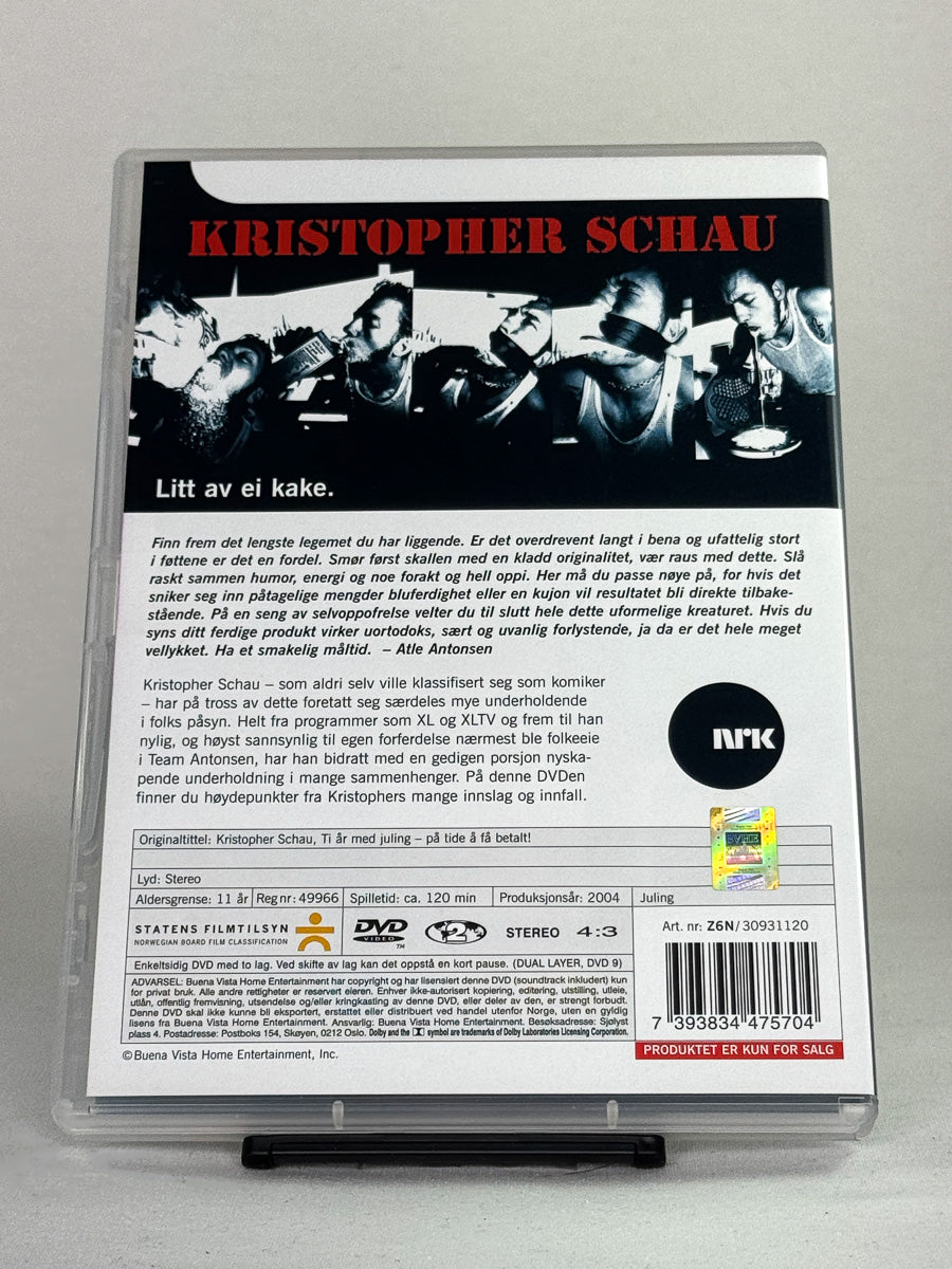 DVD-bakside til filmen Kristopher Schau – Ti år med juling
Baksiden viser info, spesifikasjoner og eventuell ekstratekst – produktbilde fra nettbutikken Brukbar Film