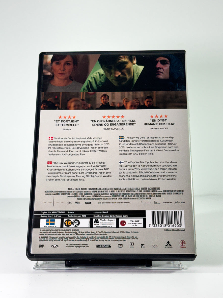 Bakside av cover til krudttonden the day we died, brukt original DVD hos Brukbar Film