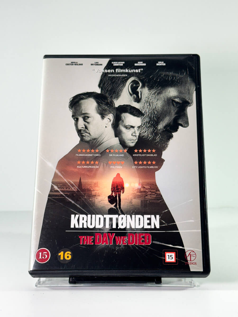 Forside av cover til krudttonden the day we died, bruktfilm på DVD hos Brukbar Film