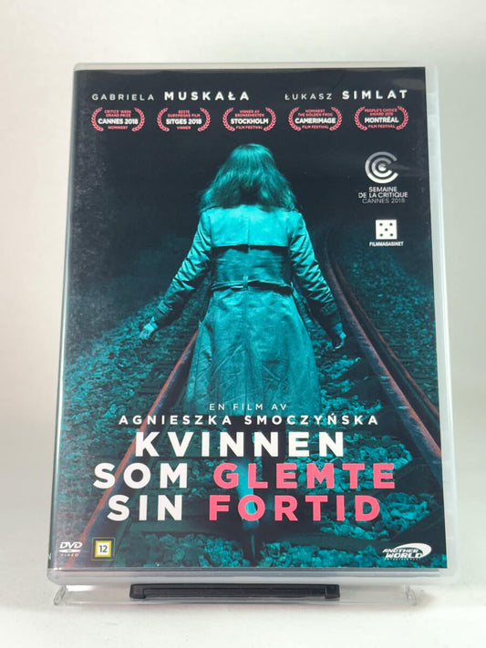 Forside av DVD-cover til Kvinnen som glemte sin fortid, bruktfilm hos nettbutikken Brukbar Film