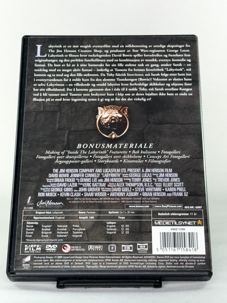 DVD-bakside til filmen Labyrinth
Baksiden viser info, spesifikasjoner og eventuell ekstratekst – produktbilde fra nettbutikken Brukbar Film
