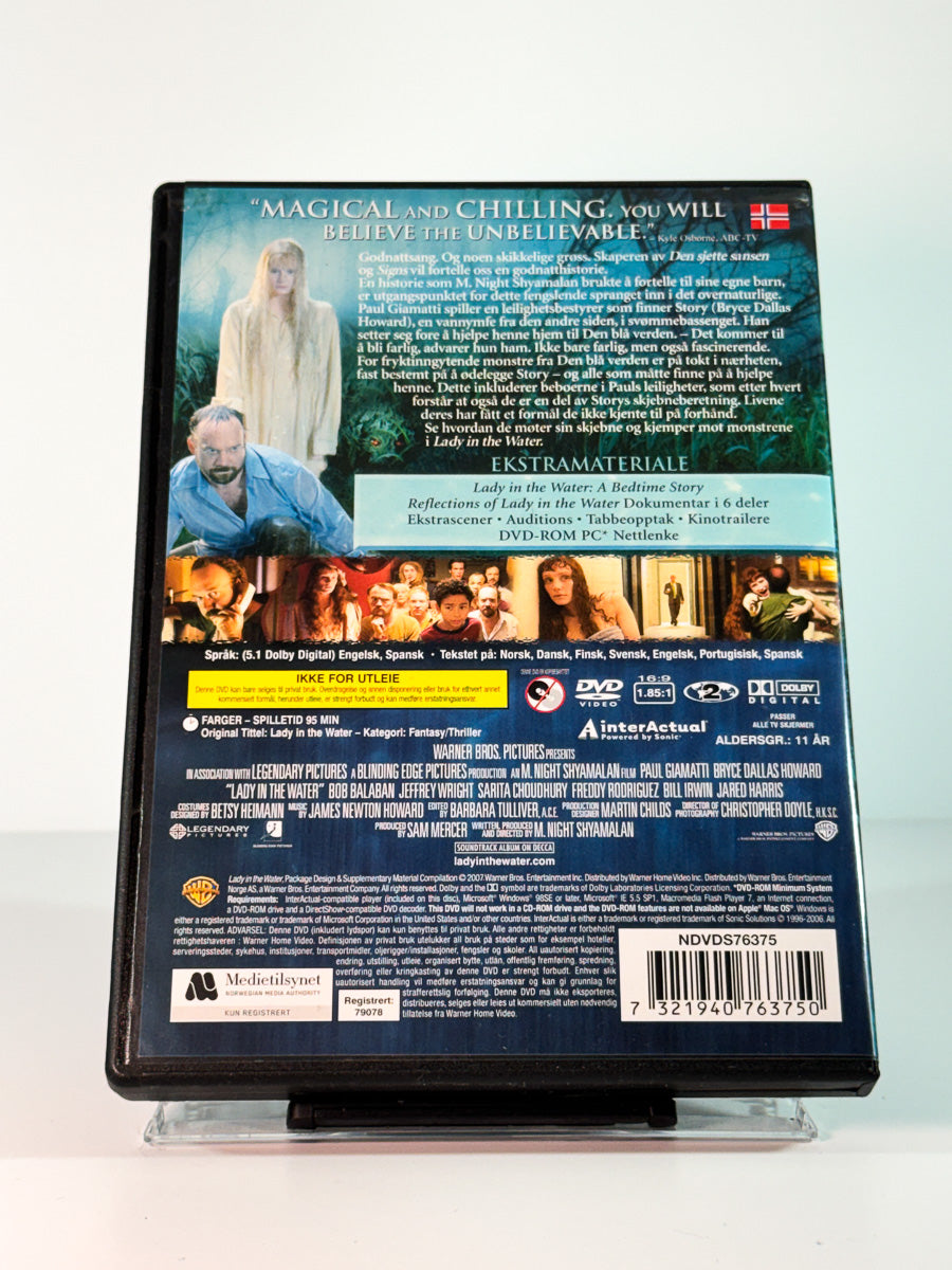 Bakside av cover til Lady in the Water, brukt original DVD hos Brukbar Film