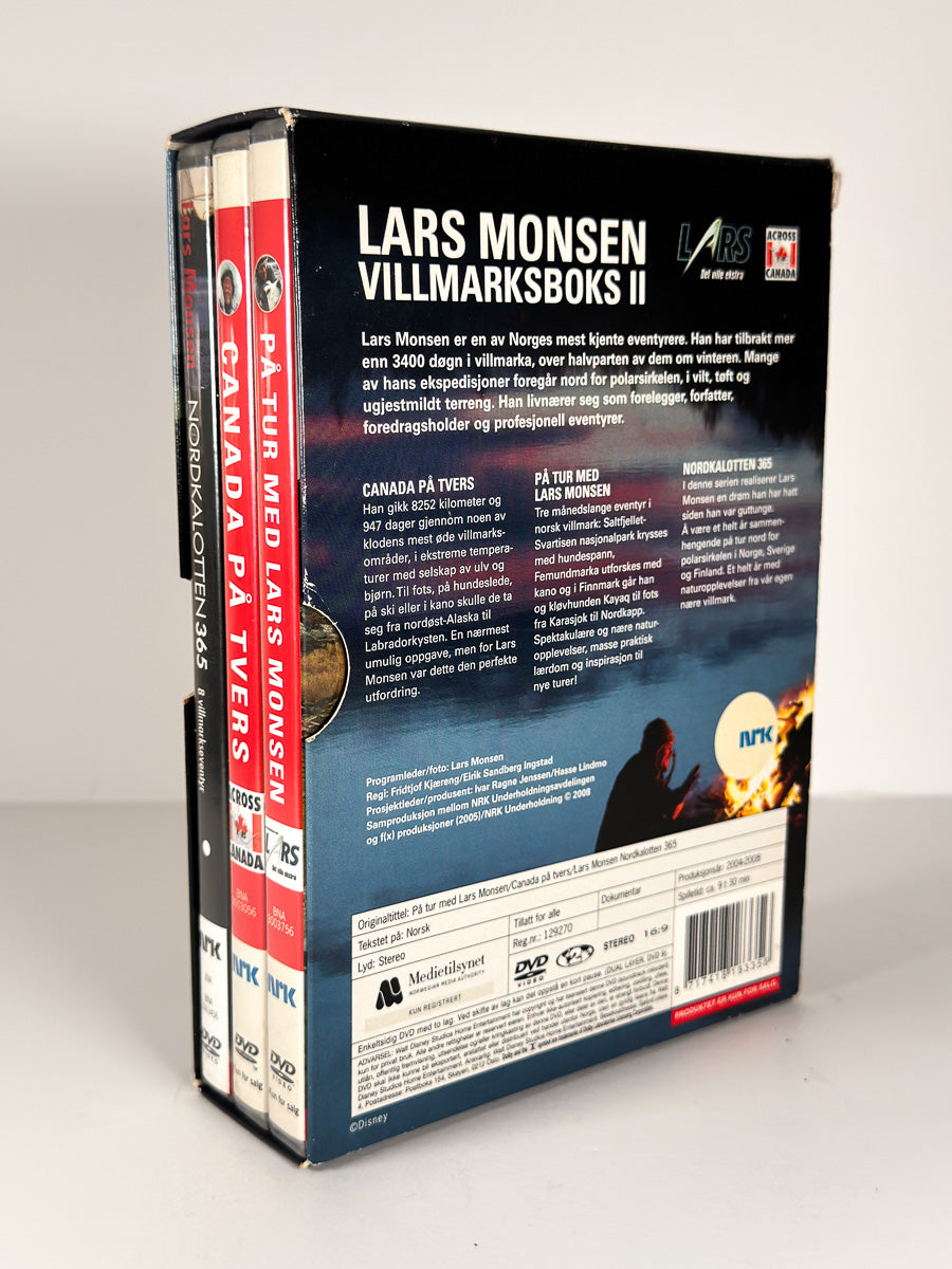 Bakside av cover til Lars Monsen Villmarksboks II på DVD