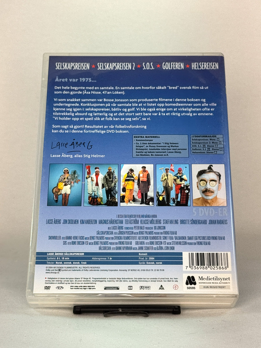 Bakside av DVD-boksen Lasse Åbergs Selskapsreiser – inkluderer Selskapsreisen 1–2, SOS, Golferen og Helsereisen, brukt originalfilm på DVD