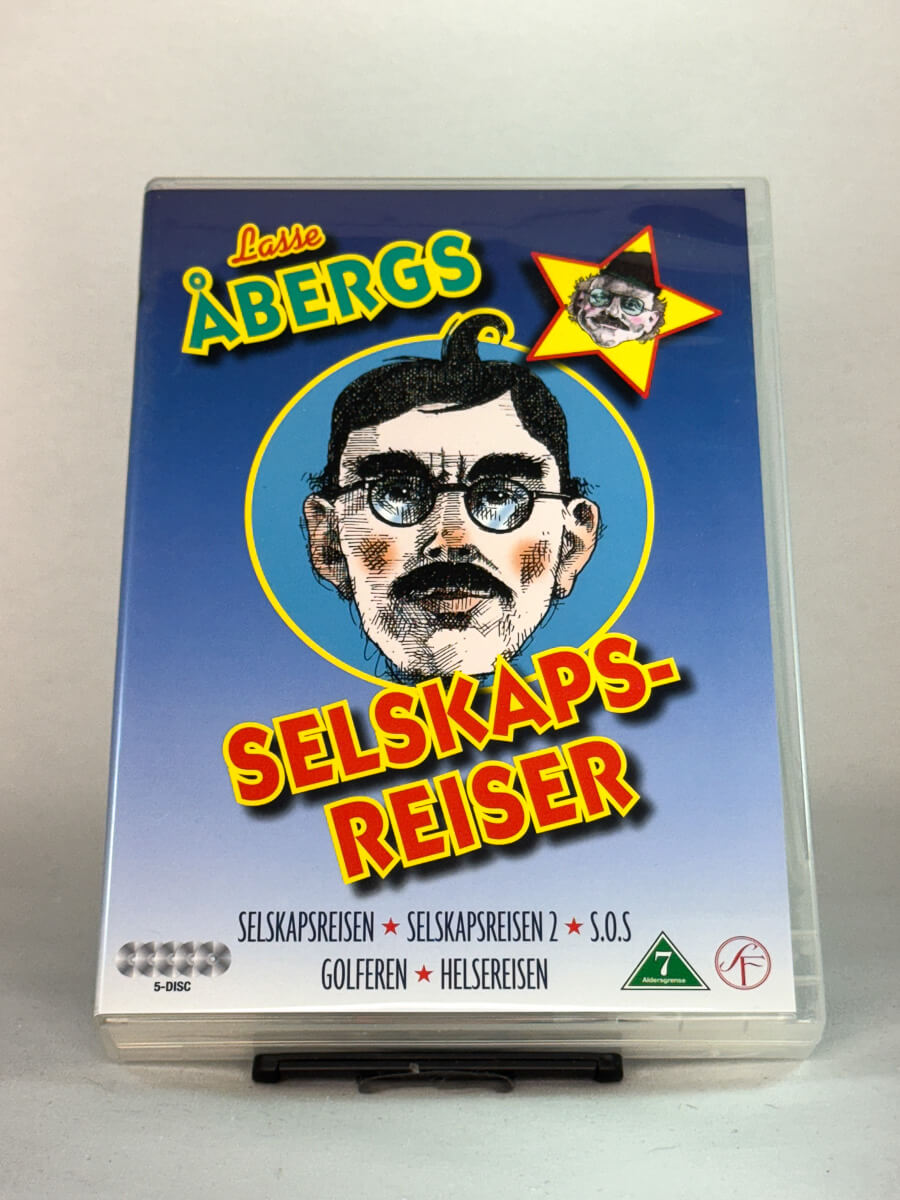 Forside av DVD-boksen Lasse Åbergs Selskapsreiser – komplett samling av fem svenske komediefilmer, brukt DVD fra Brukbar Film