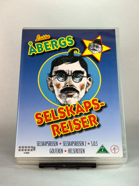 Forside av DVD-boksen Lasse Åbergs Selskapsreiser – komplett samling av fem svenske komediefilmer, brukt DVD fra Brukbar Film