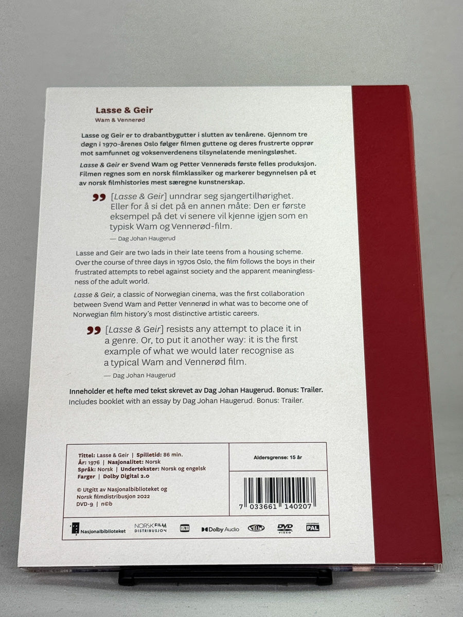 DVD-bakside til filmen Lasse & Geir
Baksiden viser info, spesifikasjoner og eventuell ekstratekst – produktbilde fra nettbutikken Brukbar Film