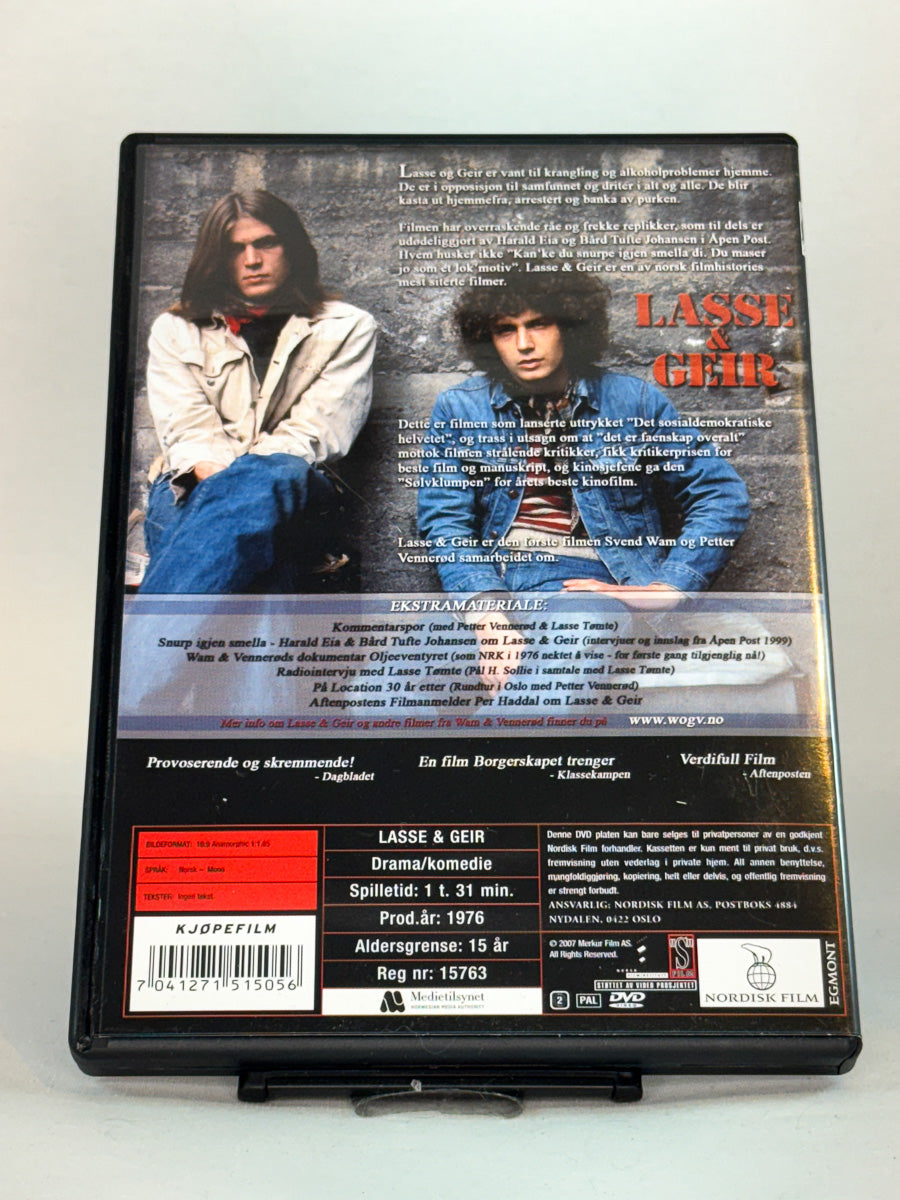 Bakside av DVD-cover til Lasse & Geir (1976) – samfunnskritisk kultfilm fra Wam & Vennerød-duoen – original brukt DVD-utgave tilgjengelig hos Brukbar Film.