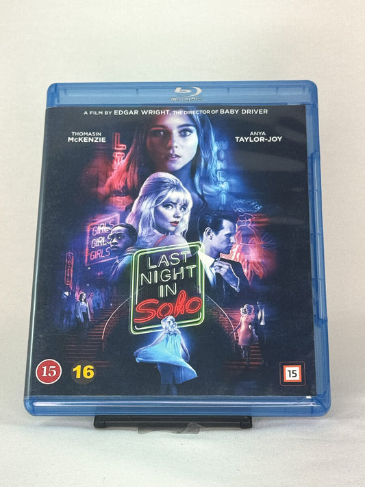 Forside av Blu-ray-cover til Last Night in Soho regissert av Edgar Wright med Anya Taylor-Joy og Thomasin McKenzie – stilfull psykologisk thriller på brukt Blu-ray hos Brukbar Film.