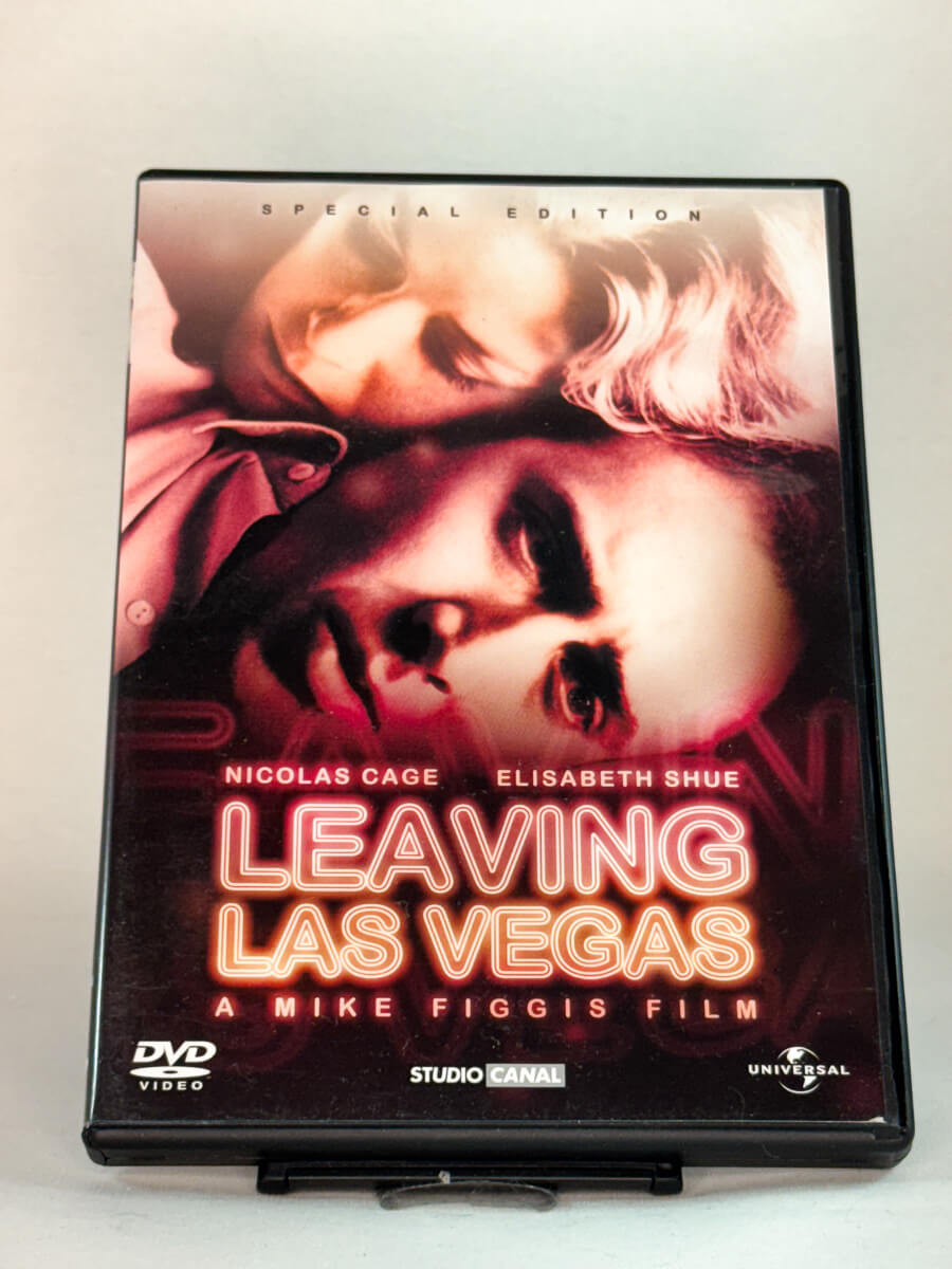 Forside av DVD-cover til Leaving Las Vegas (1995) – regissert av Mike Figgis, med Nicolas Cage og Elisabeth Shue i en mørk og gripende kjærlighetshistorie – brukt drama på DVD hos Brukbar Film.