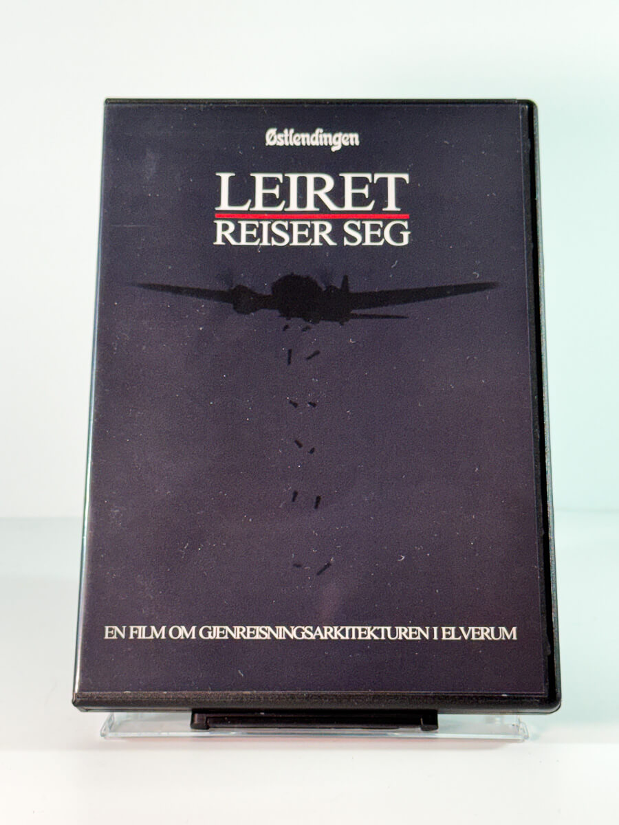Forside av cover til Leiret reiser seg, brukt DVD hos Brukbar Film
