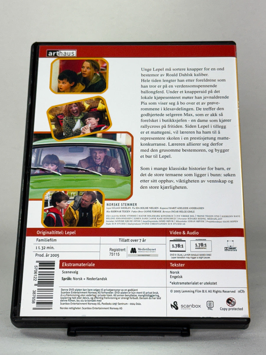 Bakside av DVD-cover til Lepel-koden – fantasifull og spennende barnefilm med humor og varme – brukt original-DVD hos Brukbar Film.