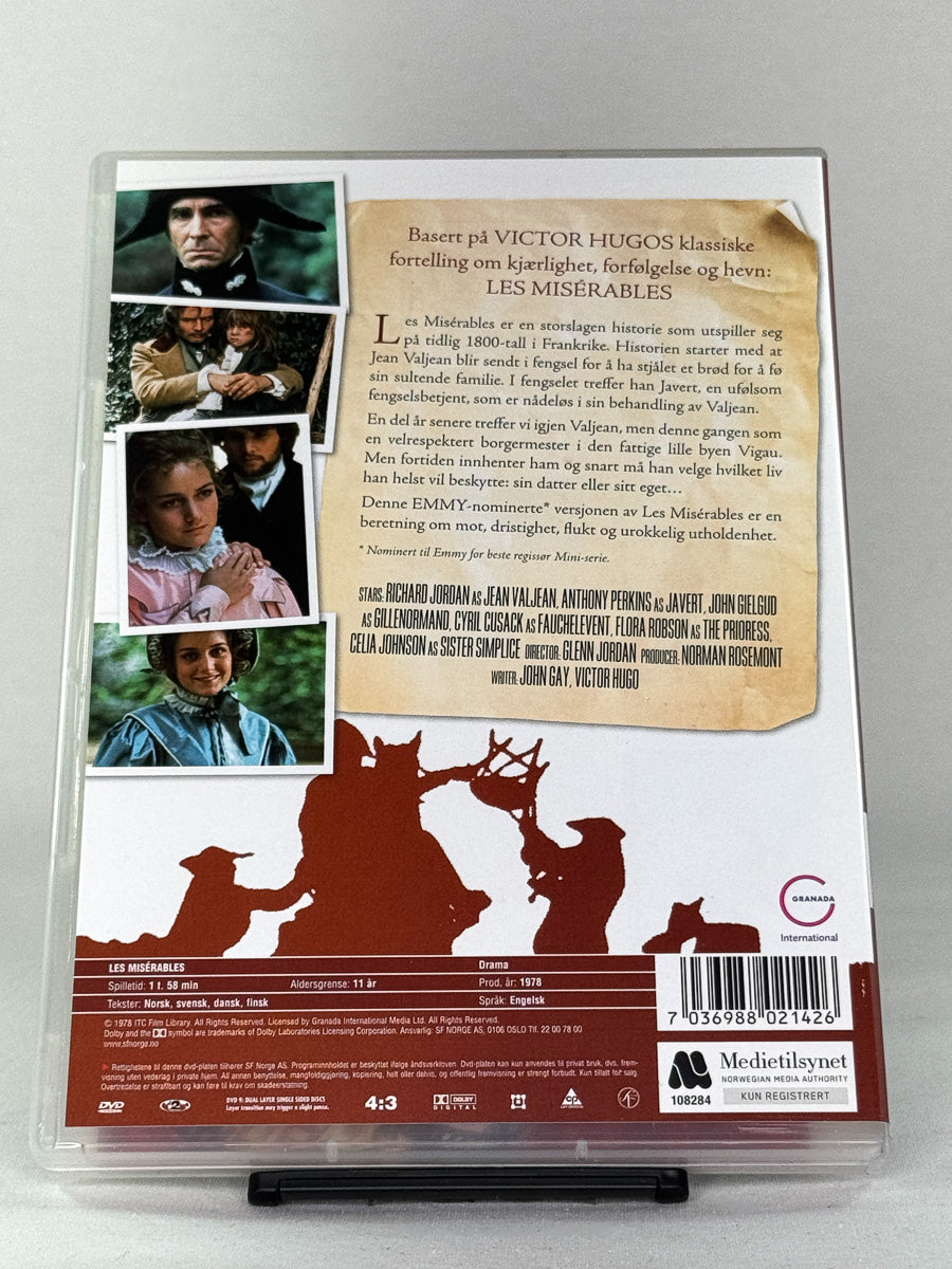 Bakside av DVD-cover til Les Misérables med omtale og rollebesetning, basert på Victor Hugos mesterverk – brukt DVD-utgave hos Brukbar Film.