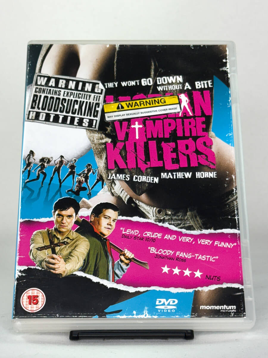 Forside av DVD-cover til Lesbian Vampire Killers – britisk skrekkkomedie med James Corden og Mathew Horne – brukt DVD tilgjengelig hos Brukbar Film.