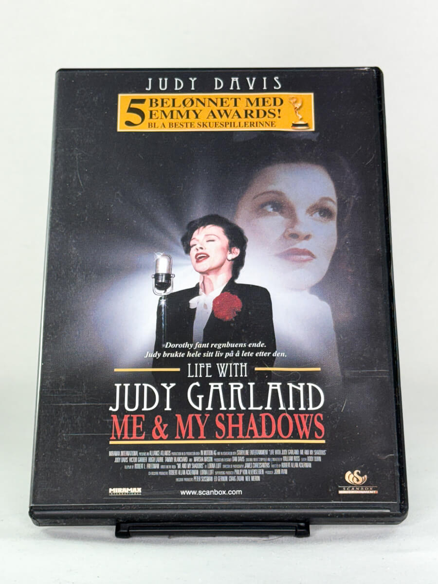 Forside av DVD-cover til Life with Judy Garland: Me & My Shadows – prisvinnende biografisk drama med Judy Davis som Judy Garland – brukt DVD-film hos Brukbar Film.