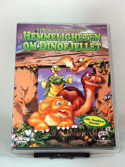 Forside av DVD-cover til Lillefot og vennene hans: Hemmeligheten om Dinofjellet – et nytt eventyr for hele familien, alle snakker norsk, brukt barnefilm på DVD hos Brukbar Film.