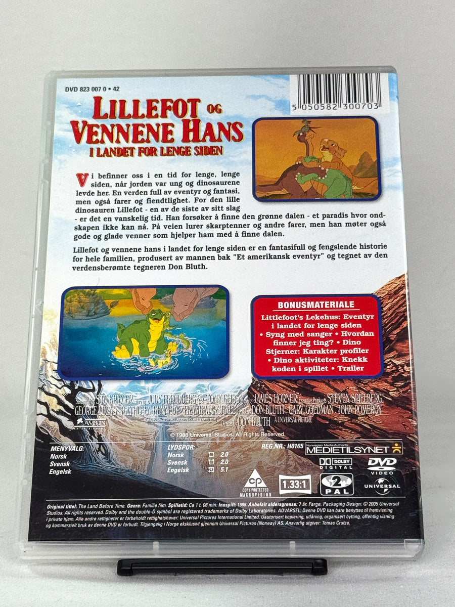 Bakside av DVD-cover til Lillefot og vennene hans – I landet for lenge siden – brukt original familiefilm og eventyrklassiker, tilgjengelig hos Brukbar Film