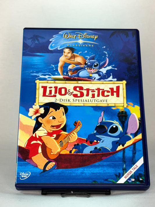 Forside av DVD-cover til Lilo & Stitch – Disneys fargerike eventyr om vennskapet mellom en jente og et romvesen, norsk tale, brukt barnefilm på DVD hos Brukbar Film.