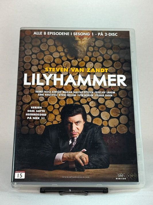 Forside av DVD-cover til Lilyhammer – Sesong 1 med Steven Van Zandt i hovedrollen som mafiabossen som starter nytt liv i Norge – brukt TV-serie på DVD hos Brukbar Film.
