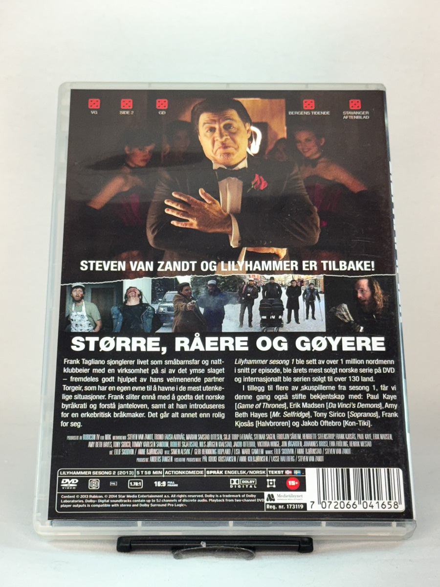 Bakside av DVD-cover til Lilyhammer – Sesong 2 – ny sesong med mørk humor, spenning og sterke norske biroller, brukt originalserie på DVD hos Brukbar Film.