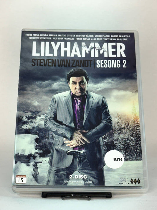 Forside av DVD-cover til Lilyhammer – Sesong 2 med Steven Van Zandt – fortsettelsen på NRKs kultserie om gangsterlivet i Lillehammer, brukt TV-serie på DVD hos Brukbar Film.