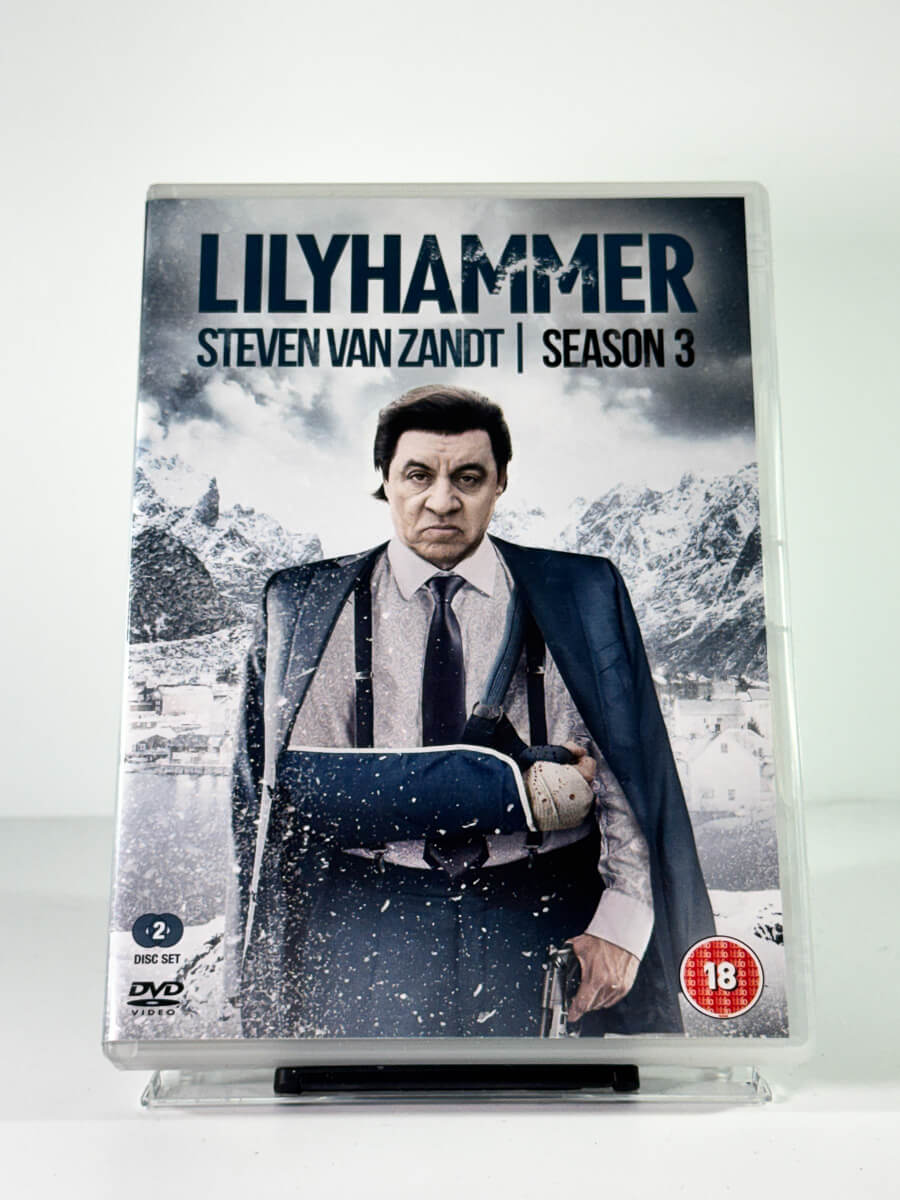 Forside av cover til Lilyhammer sesong 3, bruktfilm hos nettbutikken Brukbar Film